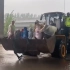 直击郑州暴雨救援现场：大巴搁浅30余名乘客被困 交警开铲车救人