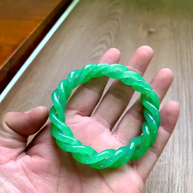 你们见过这样的麻花手镯吗!这手艺你打几分呢～ #翡翠手镯 #创意