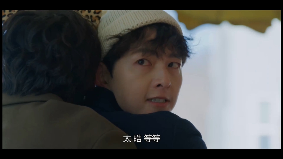 宋仲基被迫装通讯录 表情充满了十万个不愿意 鲨人的眼神是藏不住的