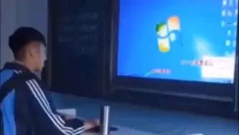 熊孩子用了两行代码，在教室秀翻了全班同学