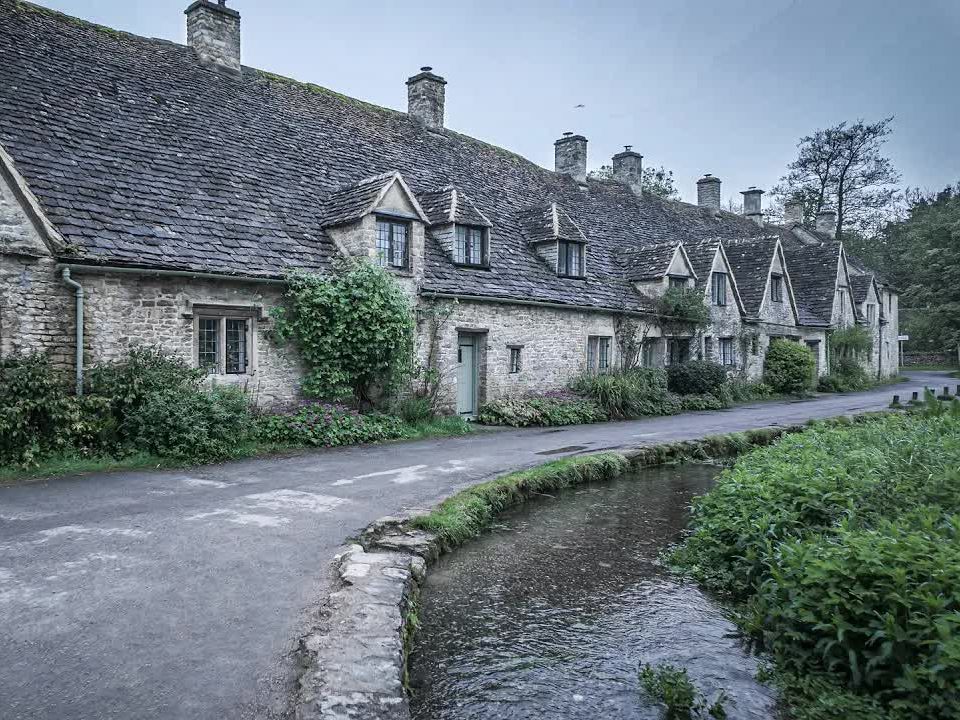 英国乡村系列,清晨在著名英国乡村漫步,有谁知道这是哪儿吗?