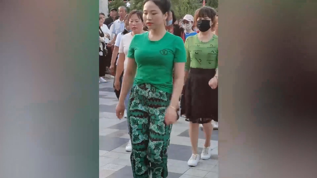 [图]绿衣女孩这广场舞跳的太带劲了，摄像师的镜头只围着她转。