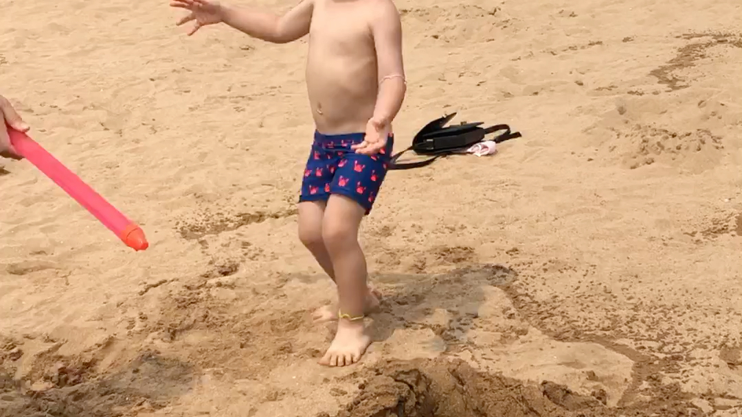 海边偶遇一个很可爱的小男孩,呲水玩起来真开心