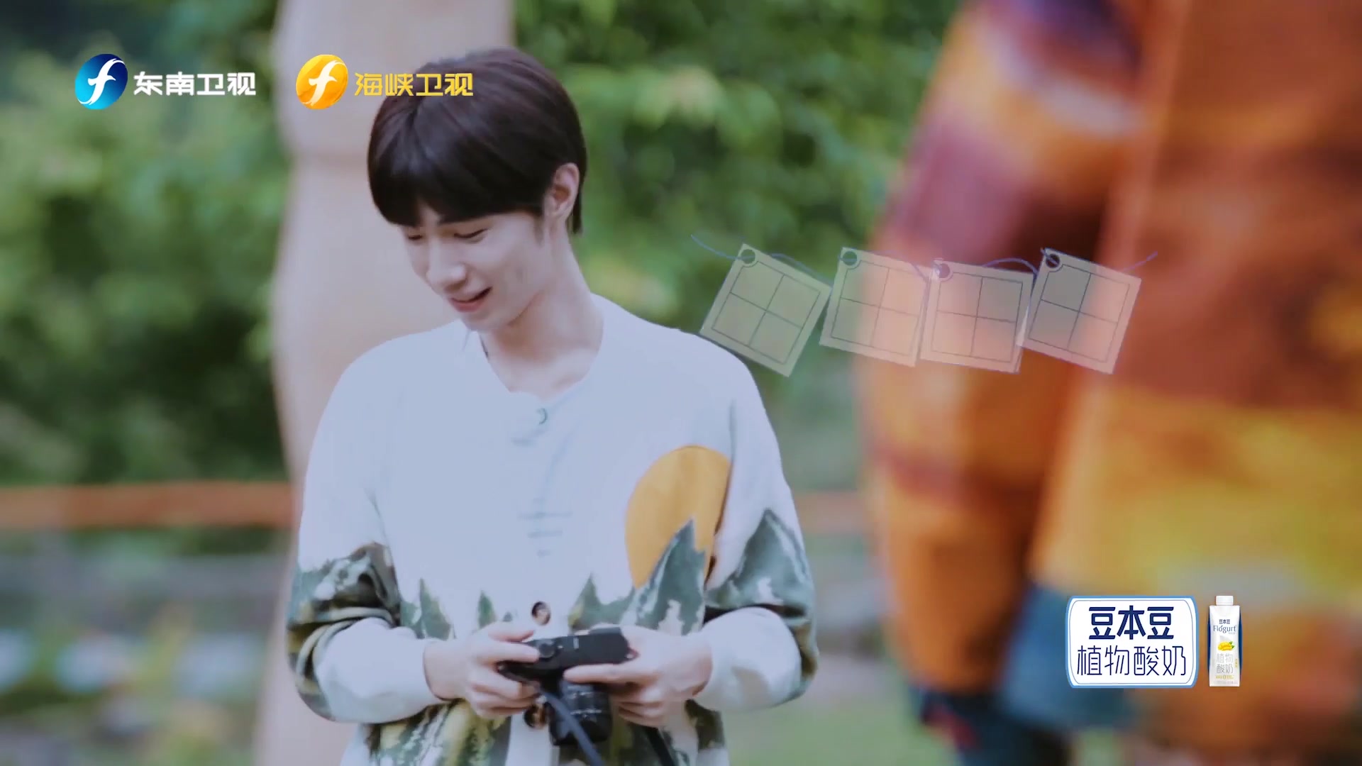 美宋继扬董岩磊在福建和三千年玛雅文明雕像合照