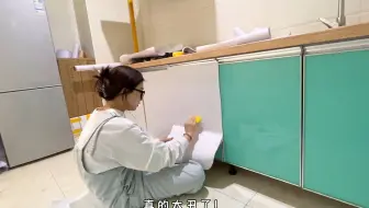 改造厨房的第一天，贴墙纸真的太难了，好在最后的效果还不错~