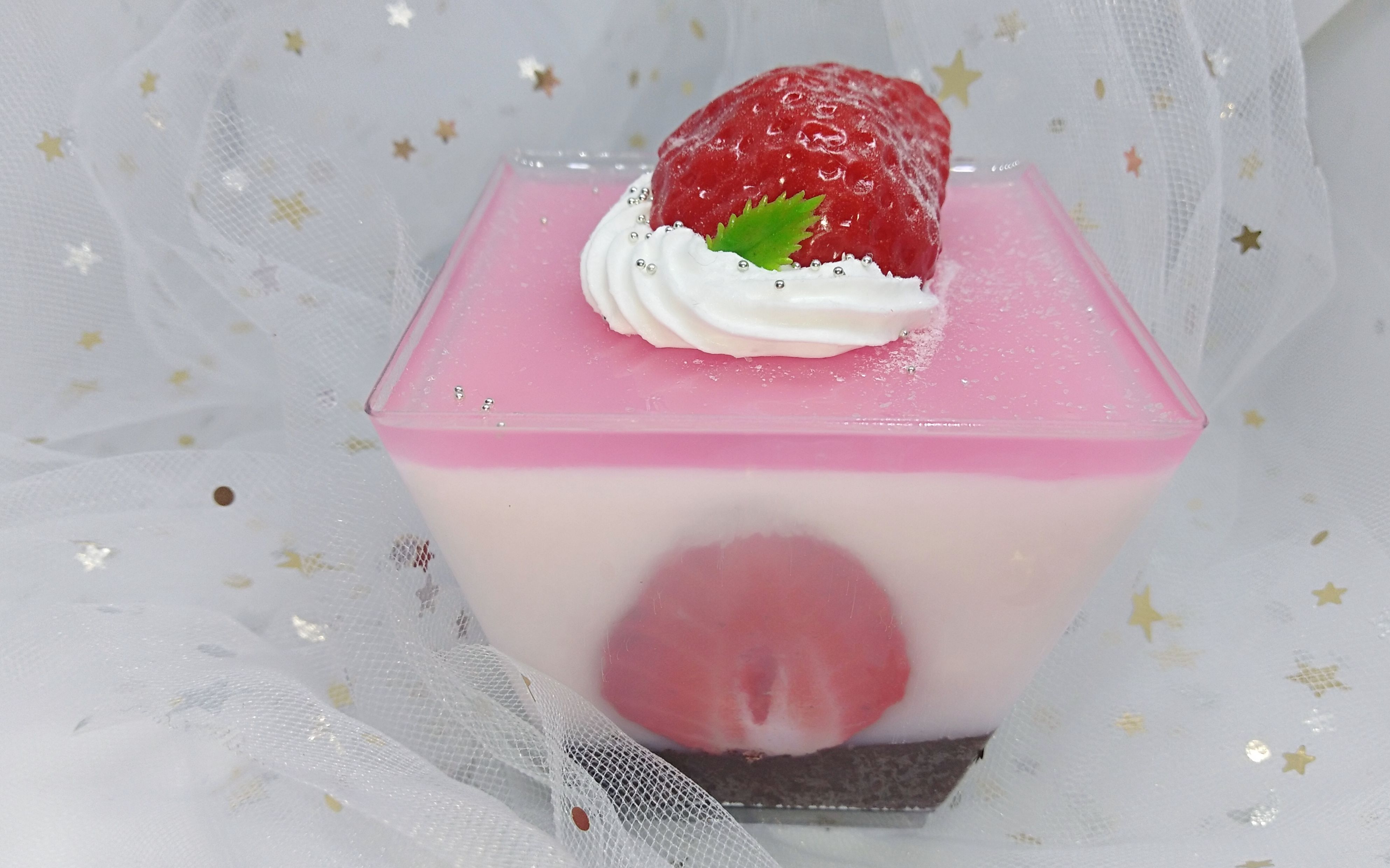 【滴胶】三分钟教你做一个草莓慕斯杯_哔哩哔哩 (゜-゜)つロ 干杯