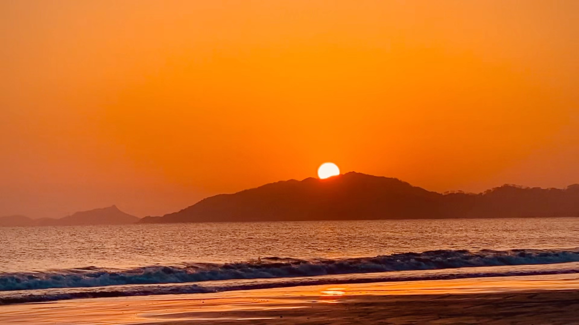 落日归山海,故人留旧年.