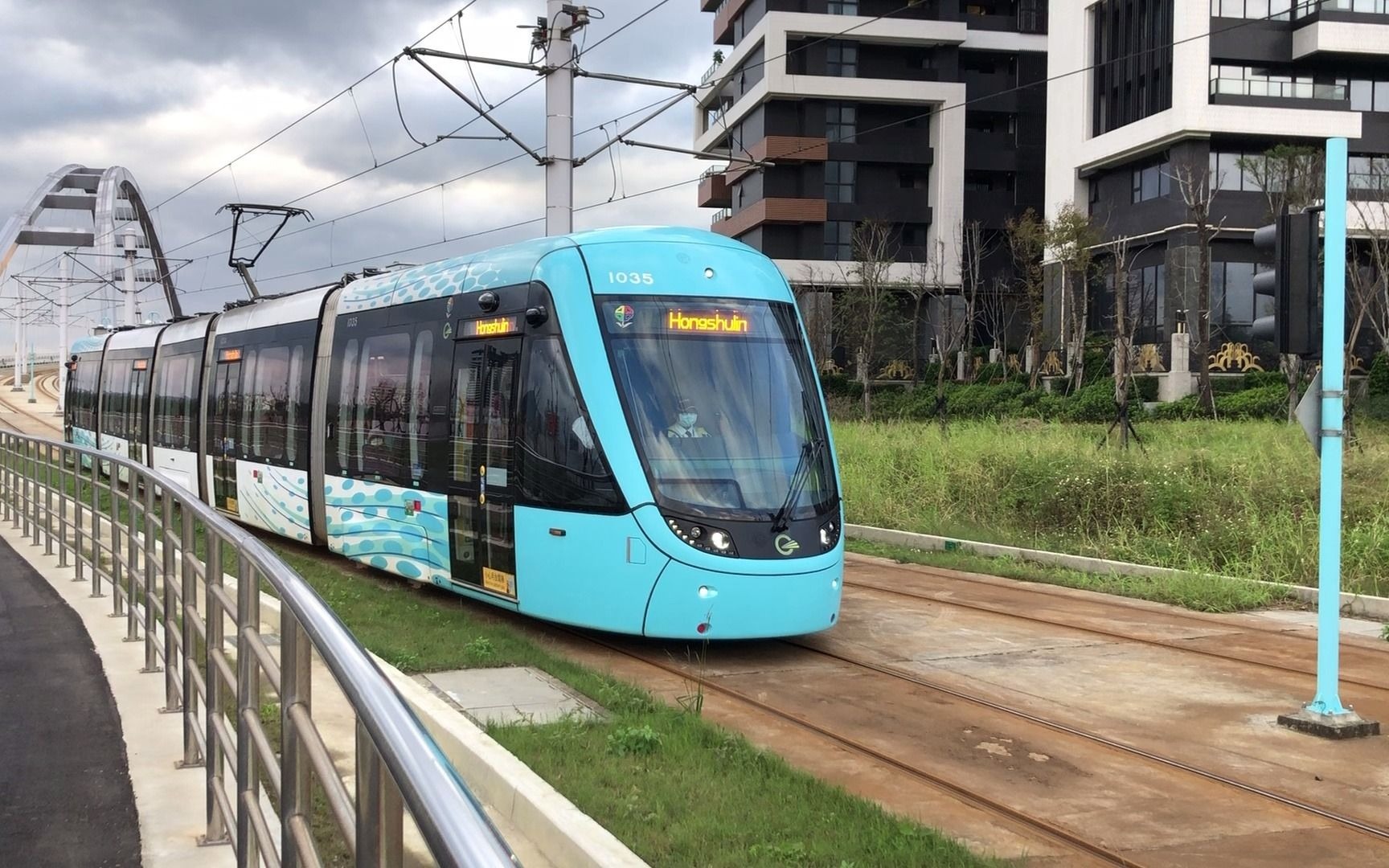 新北捷运 淡海轻轨 列车驶下蓝海桥 有轨电车 台湾 台北_哔哩哔哩 (゜