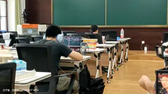 Video herunterladen: 关于某985大学周末自习室里三个人在看郑益慧老师模电这件事