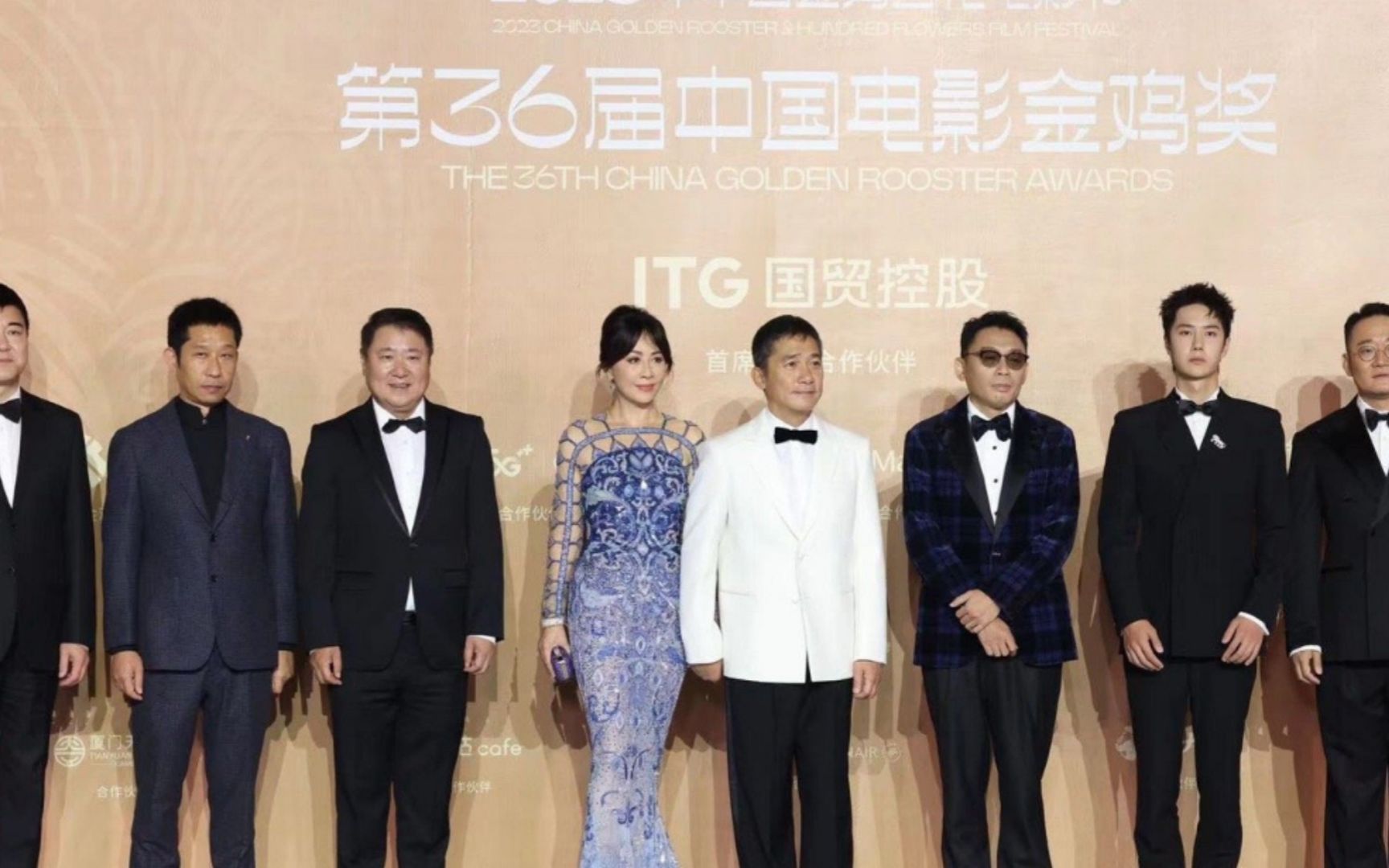 《无名》亮相金鸡奖闭幕红毯,梁朝伟全程牵手刘嘉玲,主创全员i人