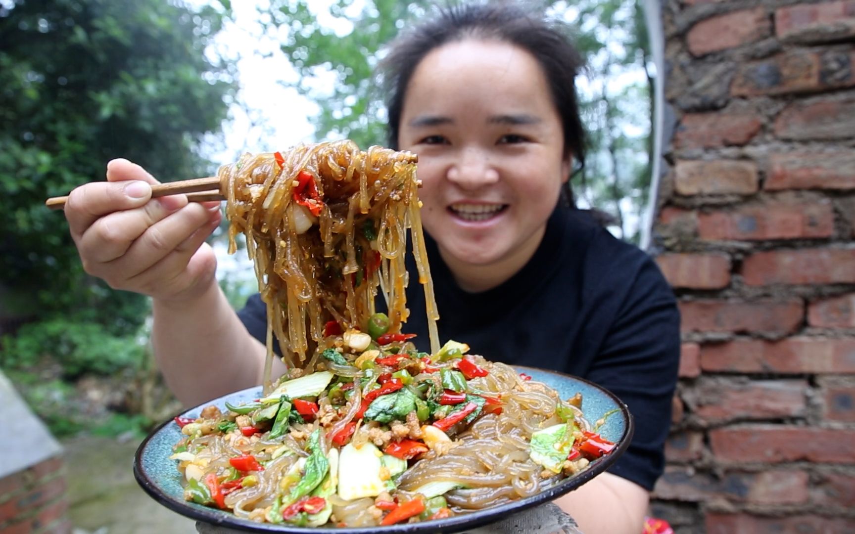 小朱搞来正宗红薯粉,苗大姐一盘蚂蚁扒拉吃,有q弹味道鲜吃不够