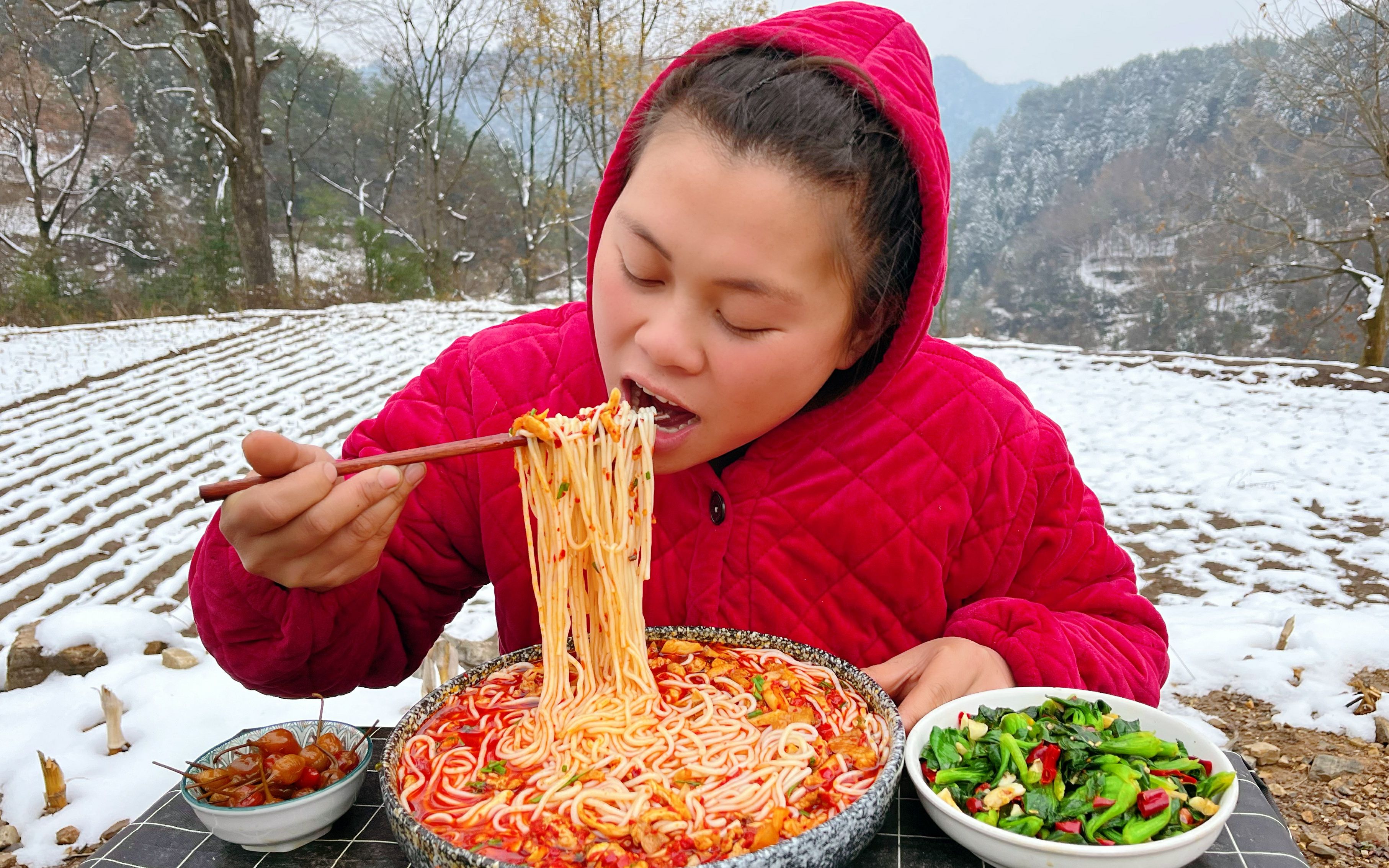 大雪天气真寒冷,欧妹煮碗热腾腾的爆辣米粉,配上泡椒白菜吃过瘾哔哩哔哩bilibili