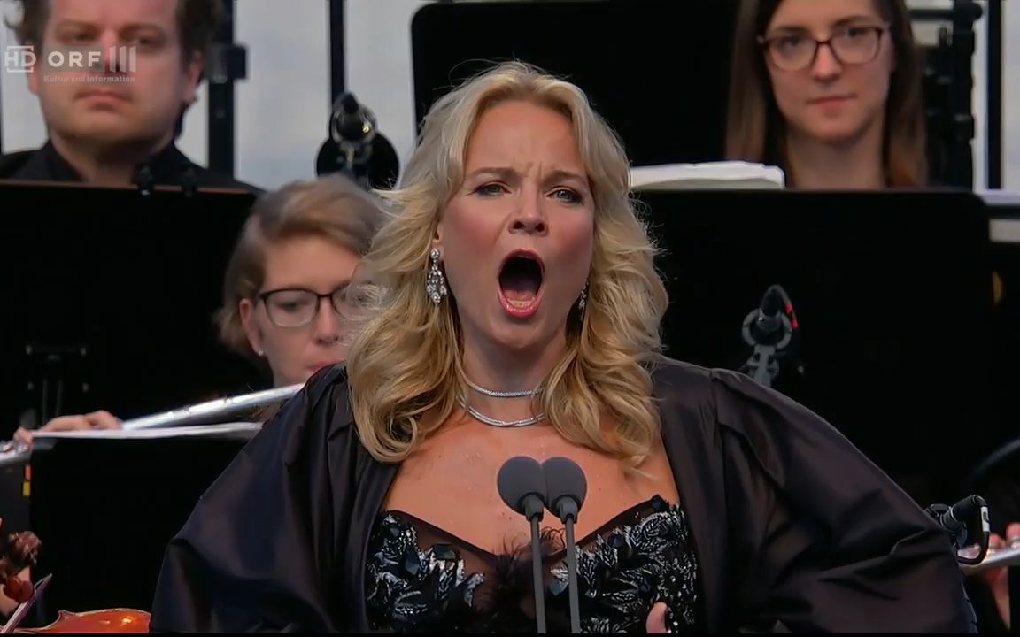 [图]2021.7.18 艾琳娜·嘉兰莎阿尔卑斯古典音乐会 Klassik in den Alpen mit Elina Garanca