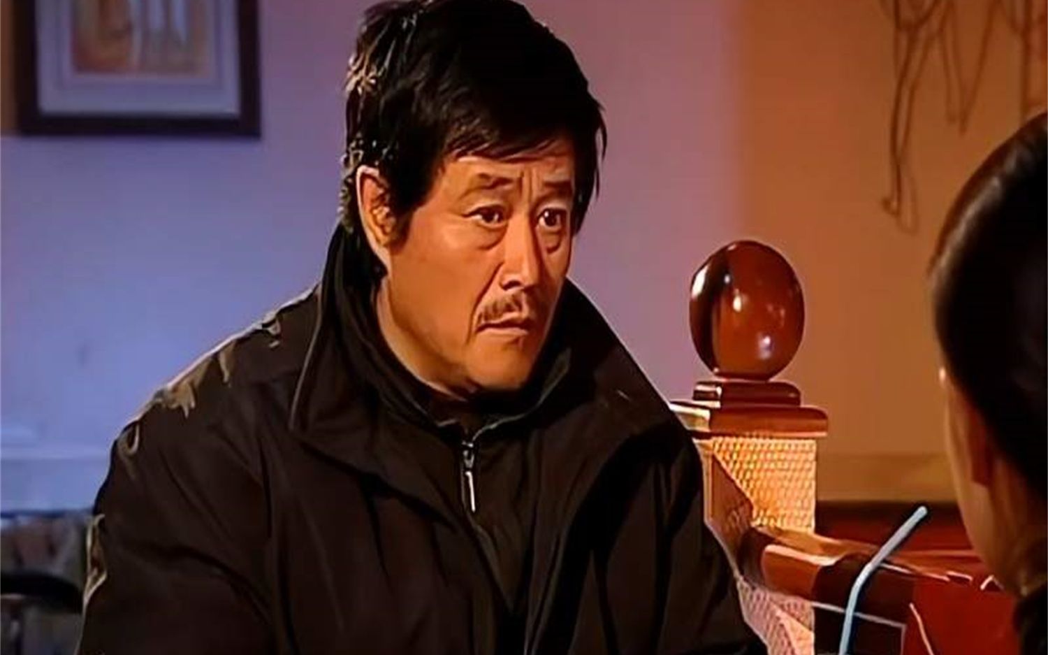 马大帅盯梢,在餐厅里瞎转悠,被盯梢的人一眼就看到他了