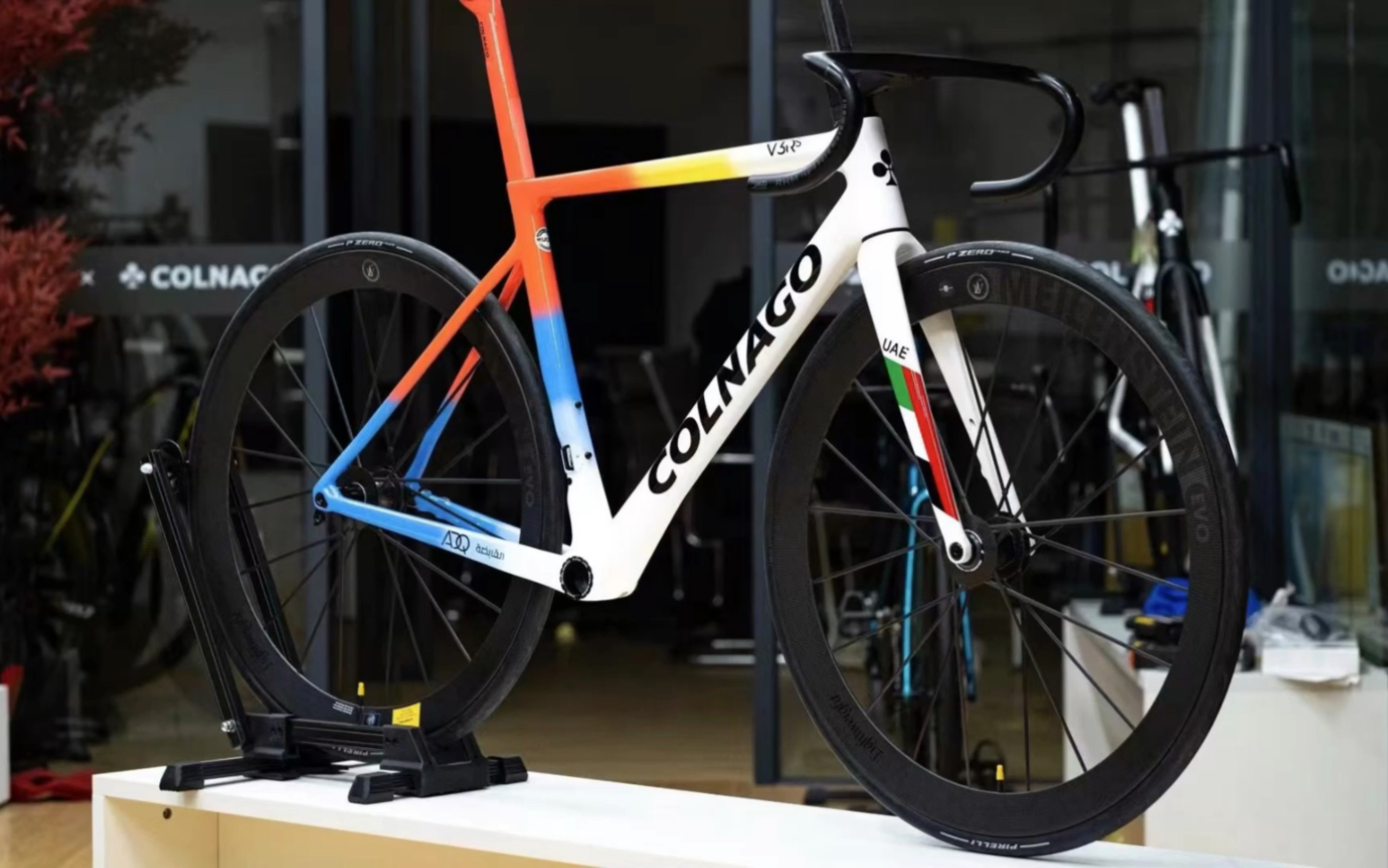 colnago v3rs 女子车队版融合了日落 黄昏 晚霞三种元素