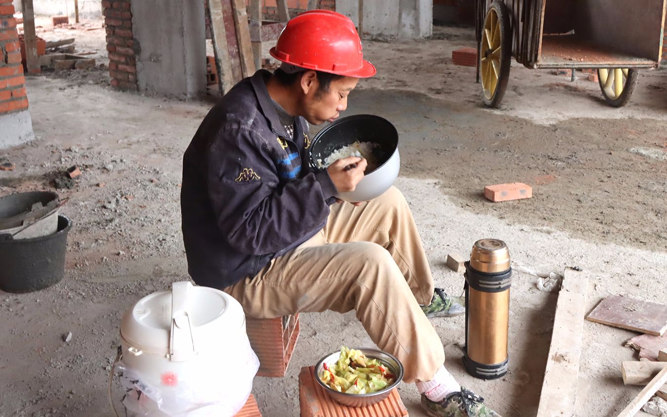 几十年的夫妻中午工地吃饭还拌嘴外人看着好笑自己感到满足