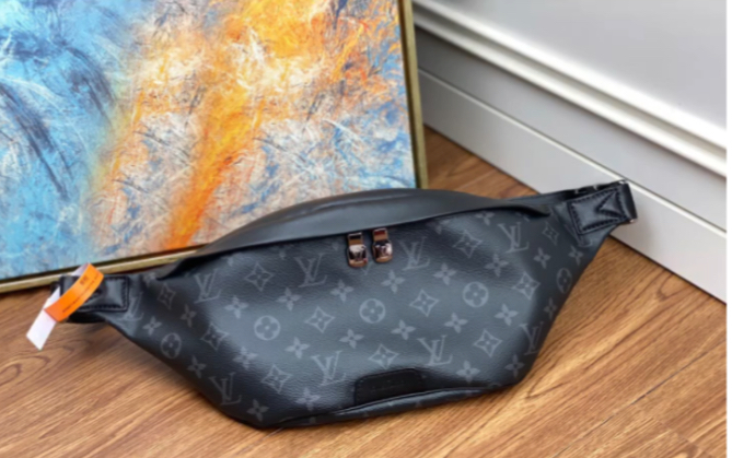 4336黑花 discovery 腰包 胸包 此款discovery腰包采用柔软的monogram