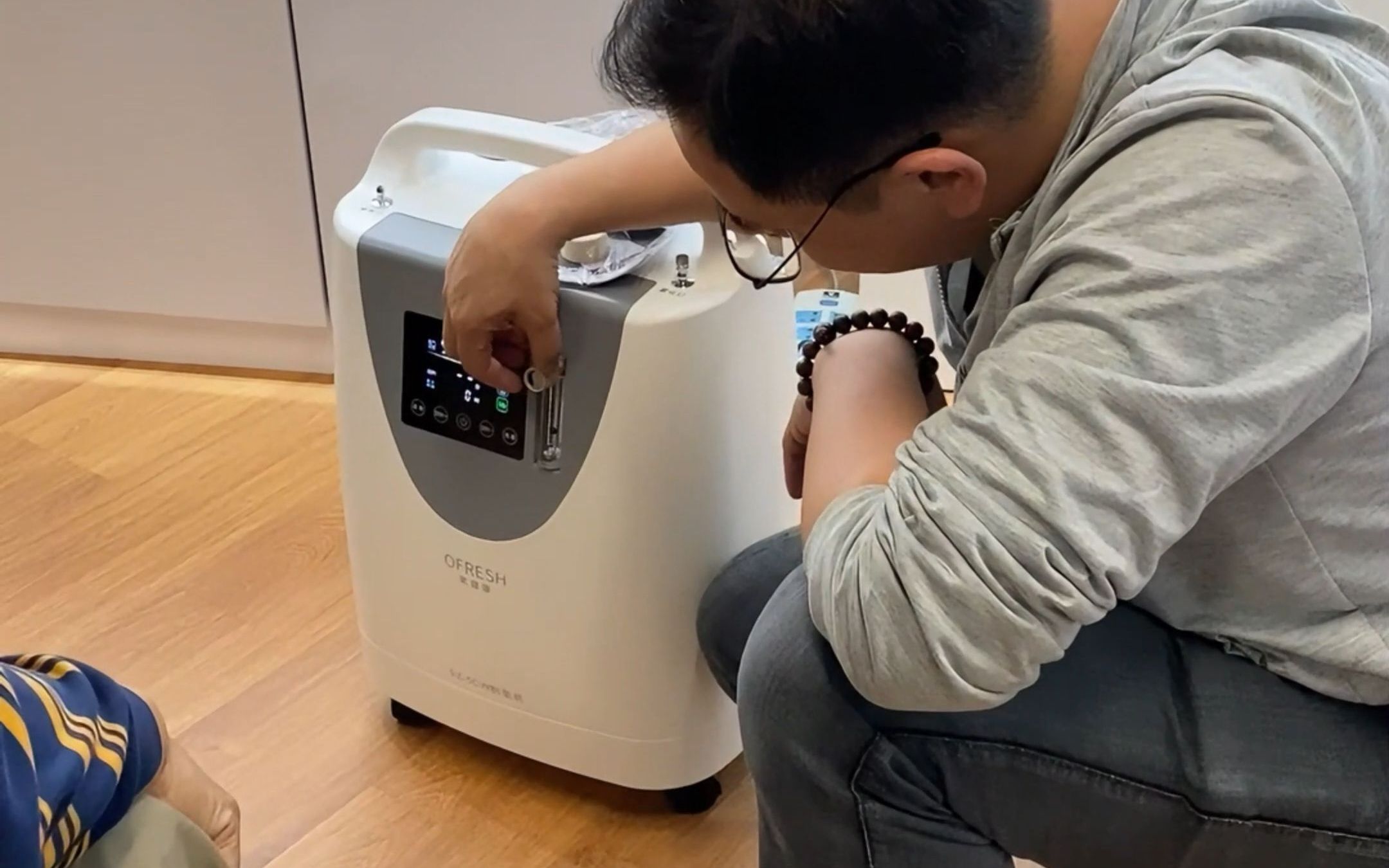 制氧机家用老人推荐什么品牌?菲利斯康氧气机店工作日常