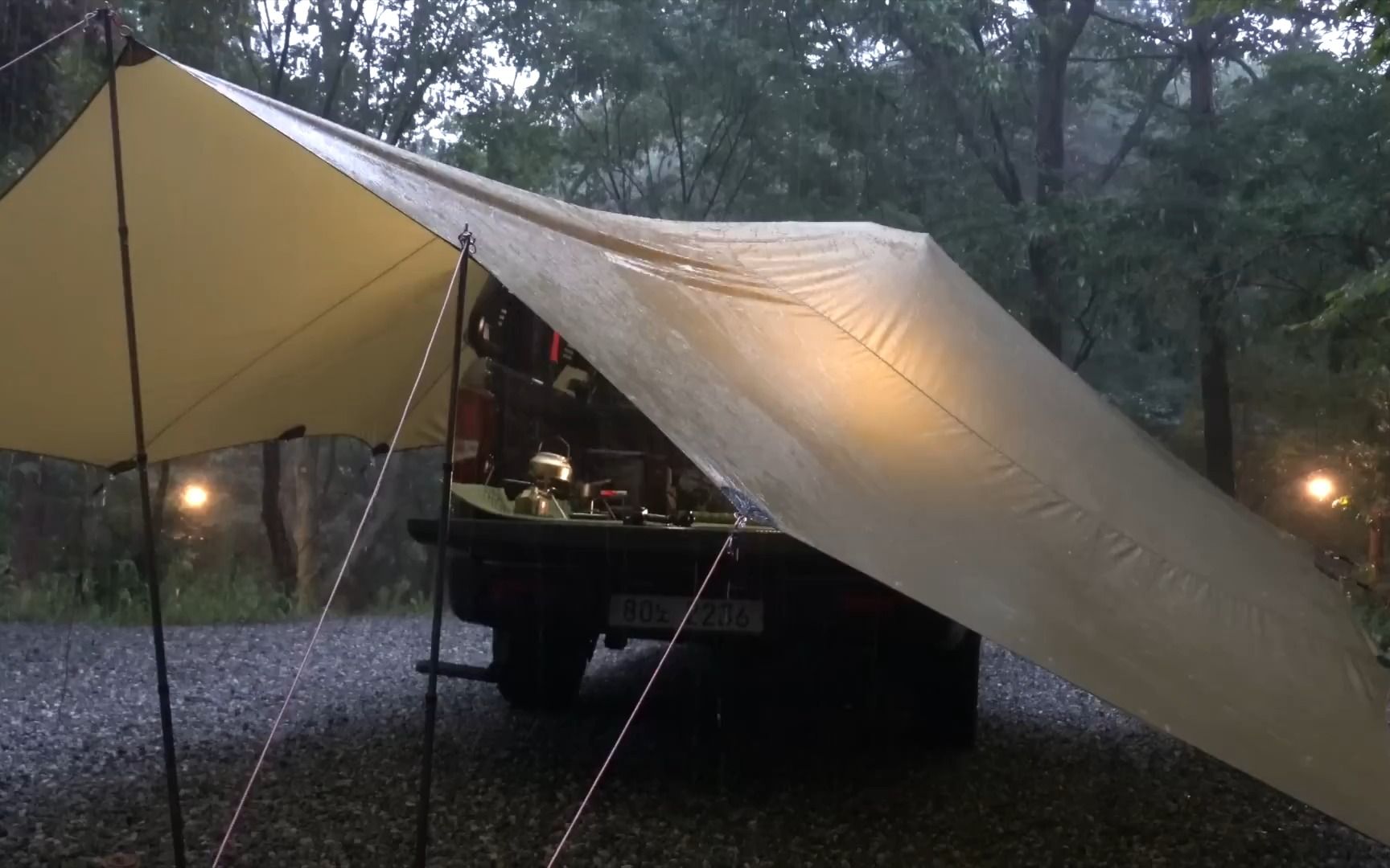 [图]在暴雨中的卡车上，我独自一人在雨中露营