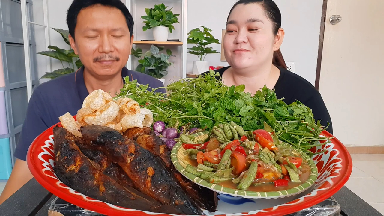 泰国胖妈吃泰式摏豆角沙拉,烤鲶鱼,苦瓜藤子,炸猪皮