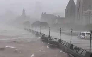 Video herunterladen: 台风“贝碧嘉”穿过上海：实拍黄浦江边风急浪高 江水涌上岸边平台