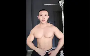 Download Video: 寸头肌肉男小哥哥直播，胸肌比脸还大