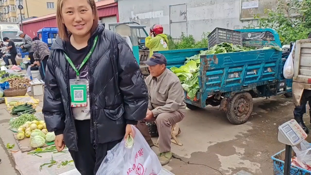 [图]七月份的东北早上穿棉袄，早市小菜1元，三十多斤大胖头鱼切着卖