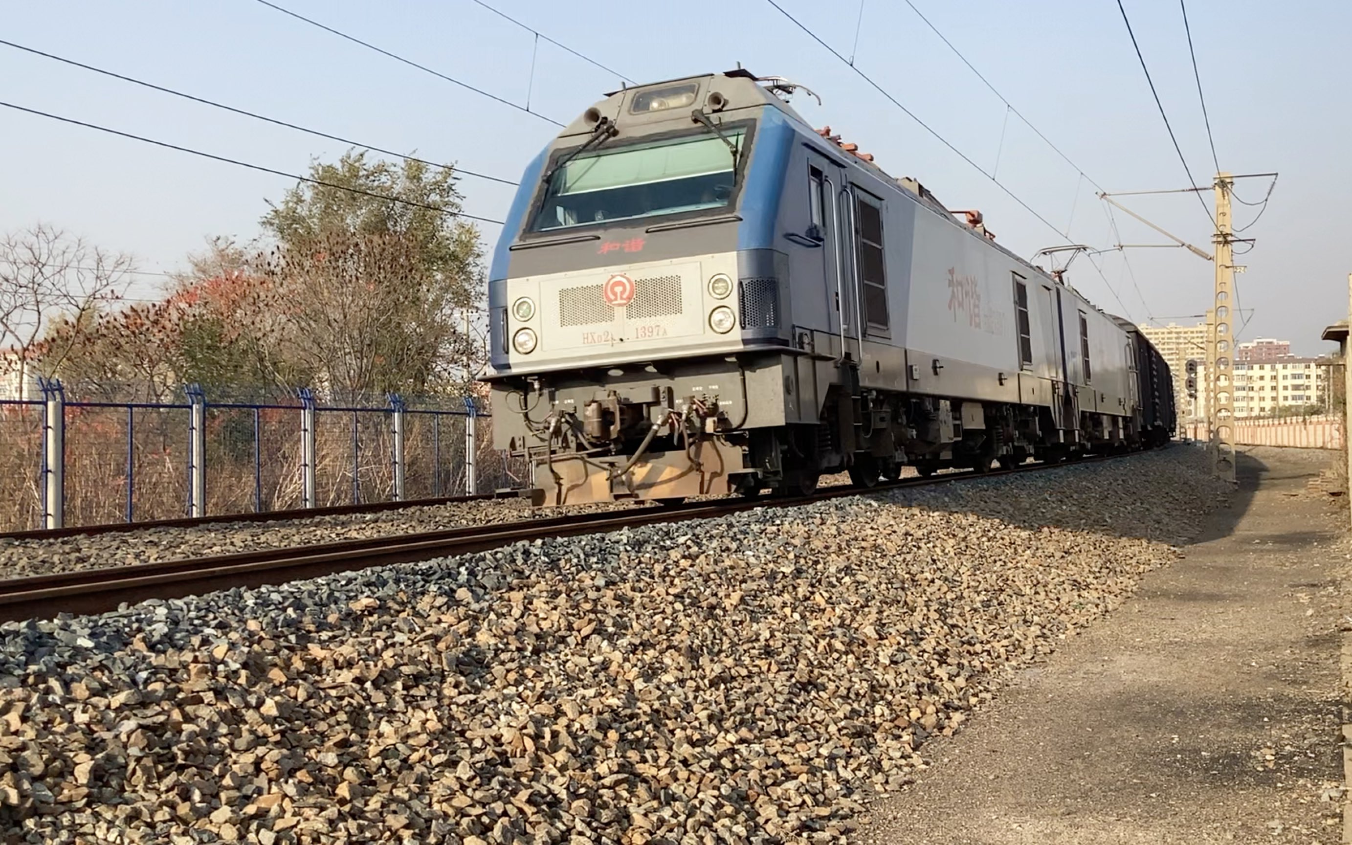 沈局白段hxd21297牵引混编货列通过机位