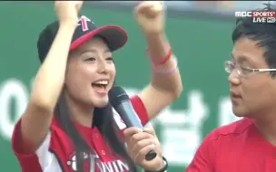 Télécharger la video: 金智媛现身棒球开场秀⚾️给选手们加油打气！❤️这样活泼可爱的缺宝谁不爱？！20110701