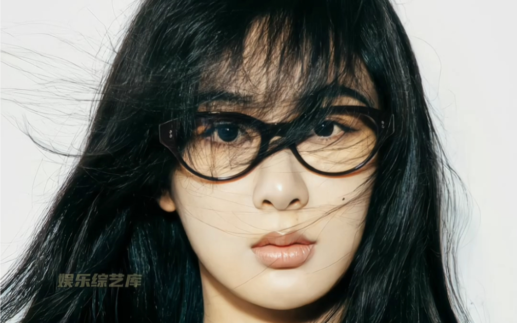 杨紫黑长直封面大片来啦!