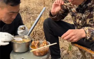 Tải video: 山东大席小王子现场制作铁锅炖麻鸡，吃了一大碗，过瘾