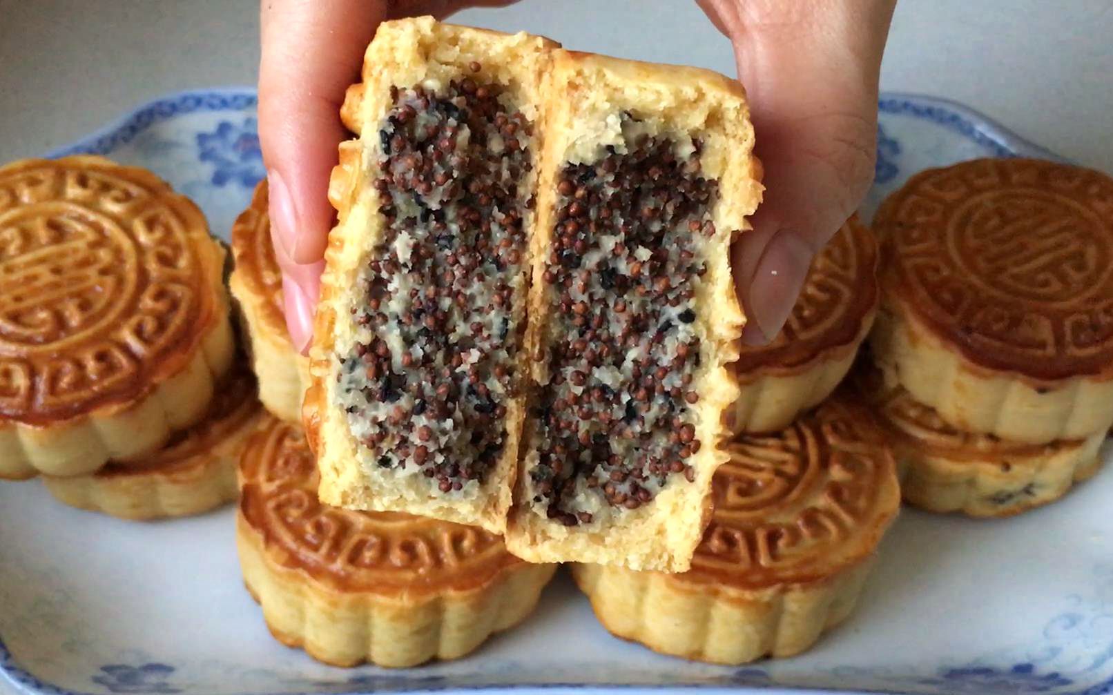 全家人最爱吃的苏子月饼,入口软绵,甜而不腻,看完流口水_哔哩哔哩 (゜