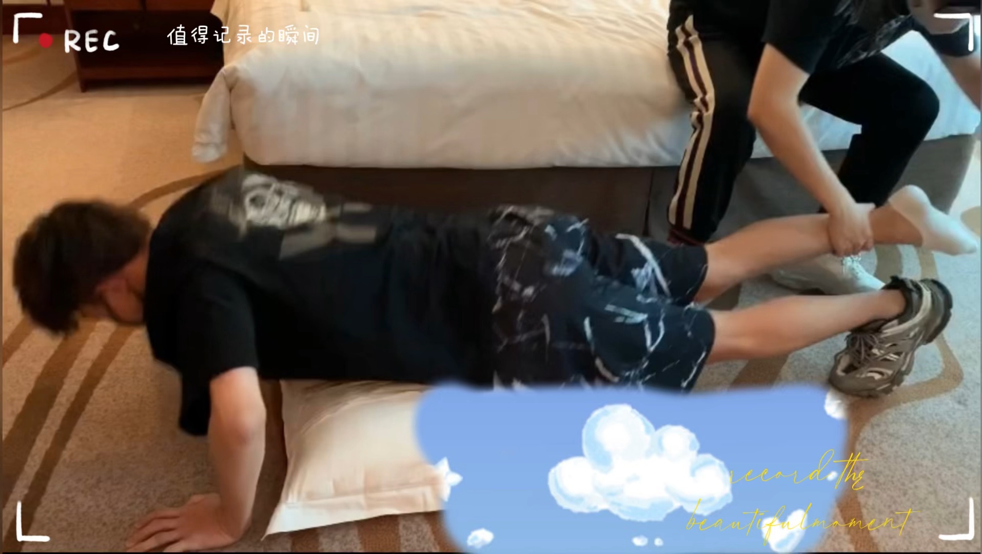 帅气白袜小哥被挠痒啦