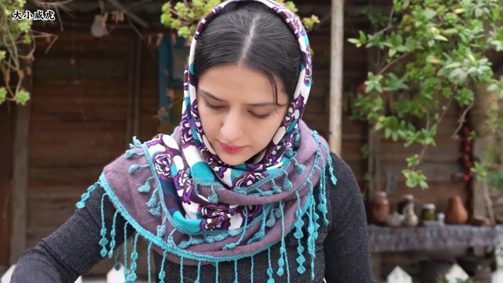 波斯美女乡下的宁静生活,做伊朗风味馕和烤串,惬意生活让人羡慕!