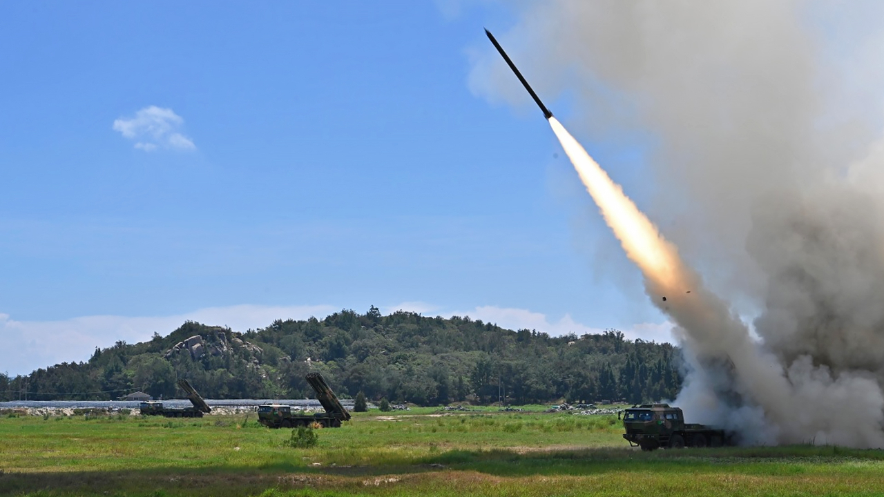 东部战区火箭军部队对台岛东部预定海域实施常导火力突击