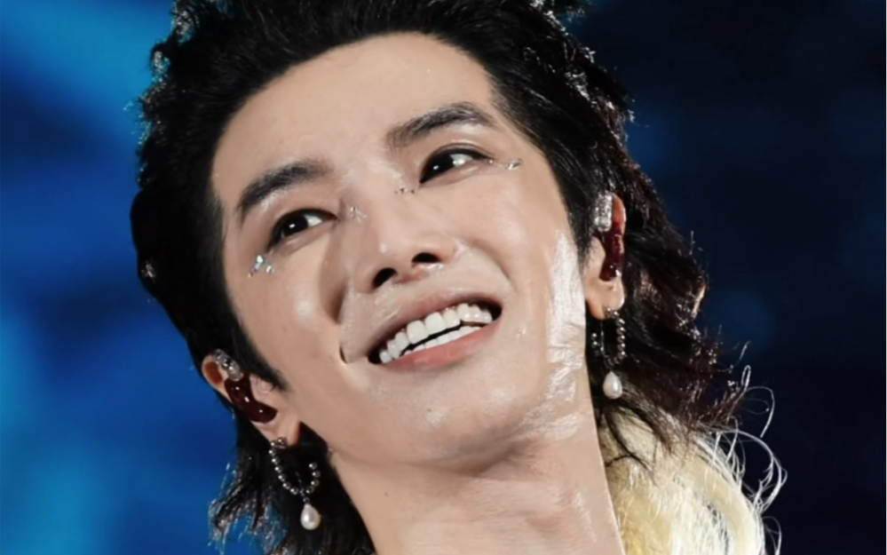 【华晨宇】你们开心吗!开心!延伸台超近怼脸!太可爱了!近到窒息!