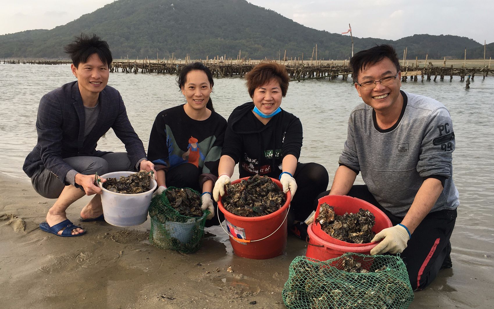 闲牛和家人去赶海,收获了几大桶靓海货回来,全部做来吃好有口福_哔哩