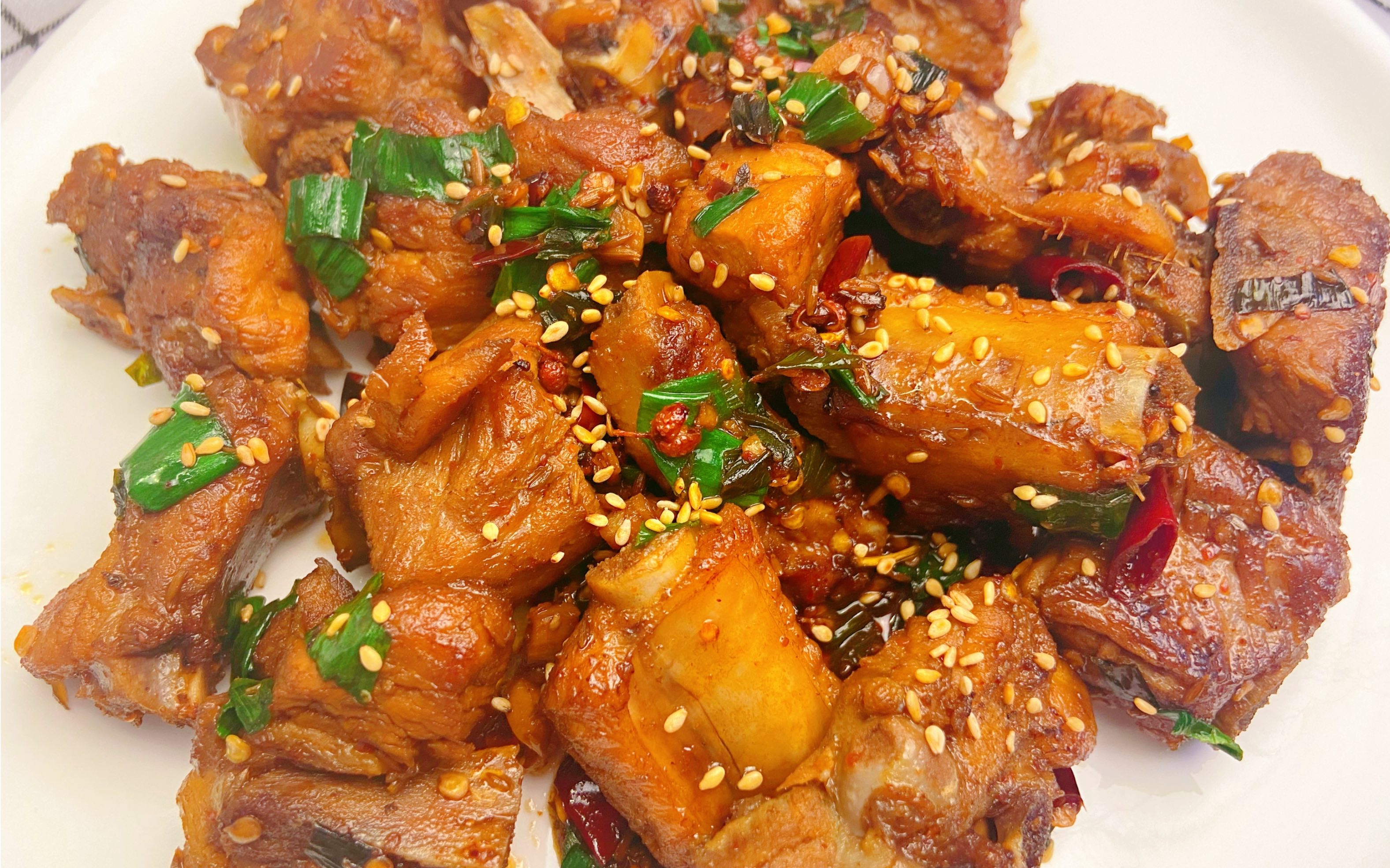 买回来的排骨可以不用炖着吃,试着做成孜然排骨,软烂鲜香