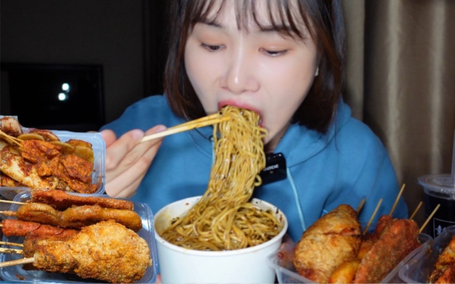 [图]小吃街觅食/辣的天灵盖冒汗的炸串/萝卜饺子/超好吃的燃面，一大堆初体验美食！