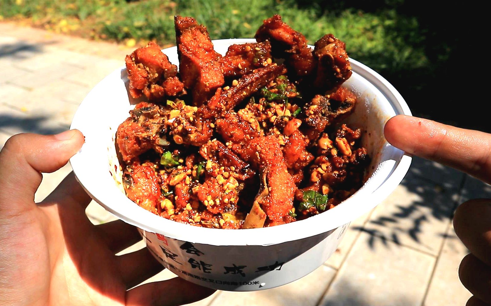 街头热卖的香酥麻辣鸡,32块钱一大盒,麻辣过瘾