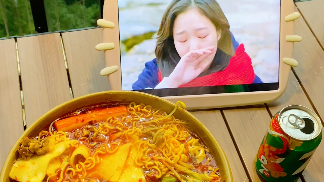 下雨天一个人在家吃火锅能有多爽!太快乐了!