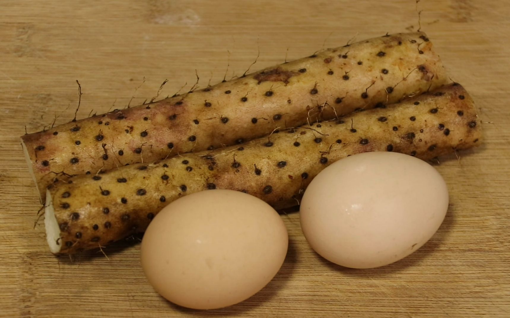 山药我家从不炒着吃,直接加2个鸡蛋搅一搅,5分钟出锅,比肉还香