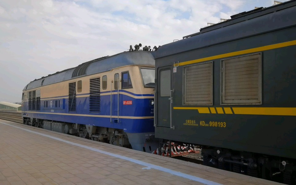 【南疆铁路】乌局库段df11 0206牵引7557次"和田玉龙号"进莎车站(2021