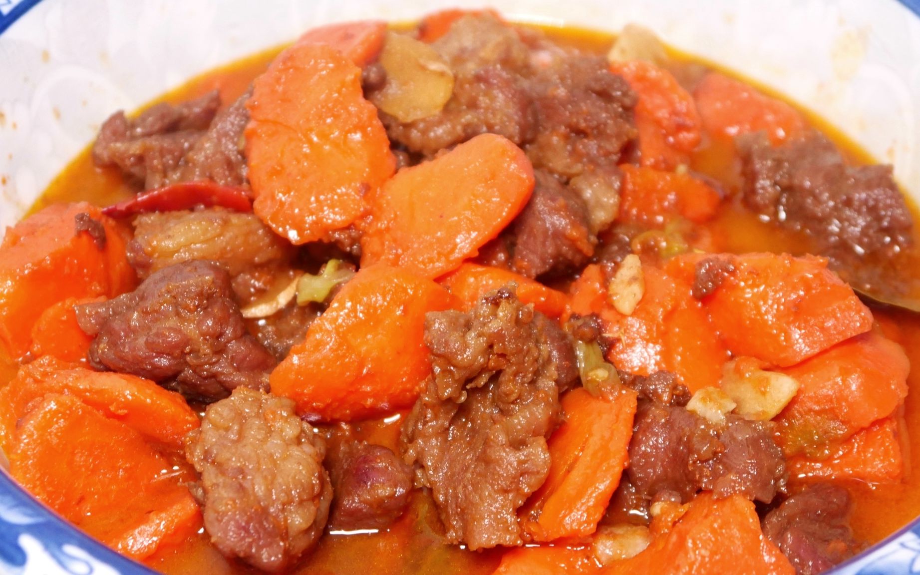 胡萝卜炖牛肉,做法配料详细演示,鲜香味美,一次多吃三碗饭