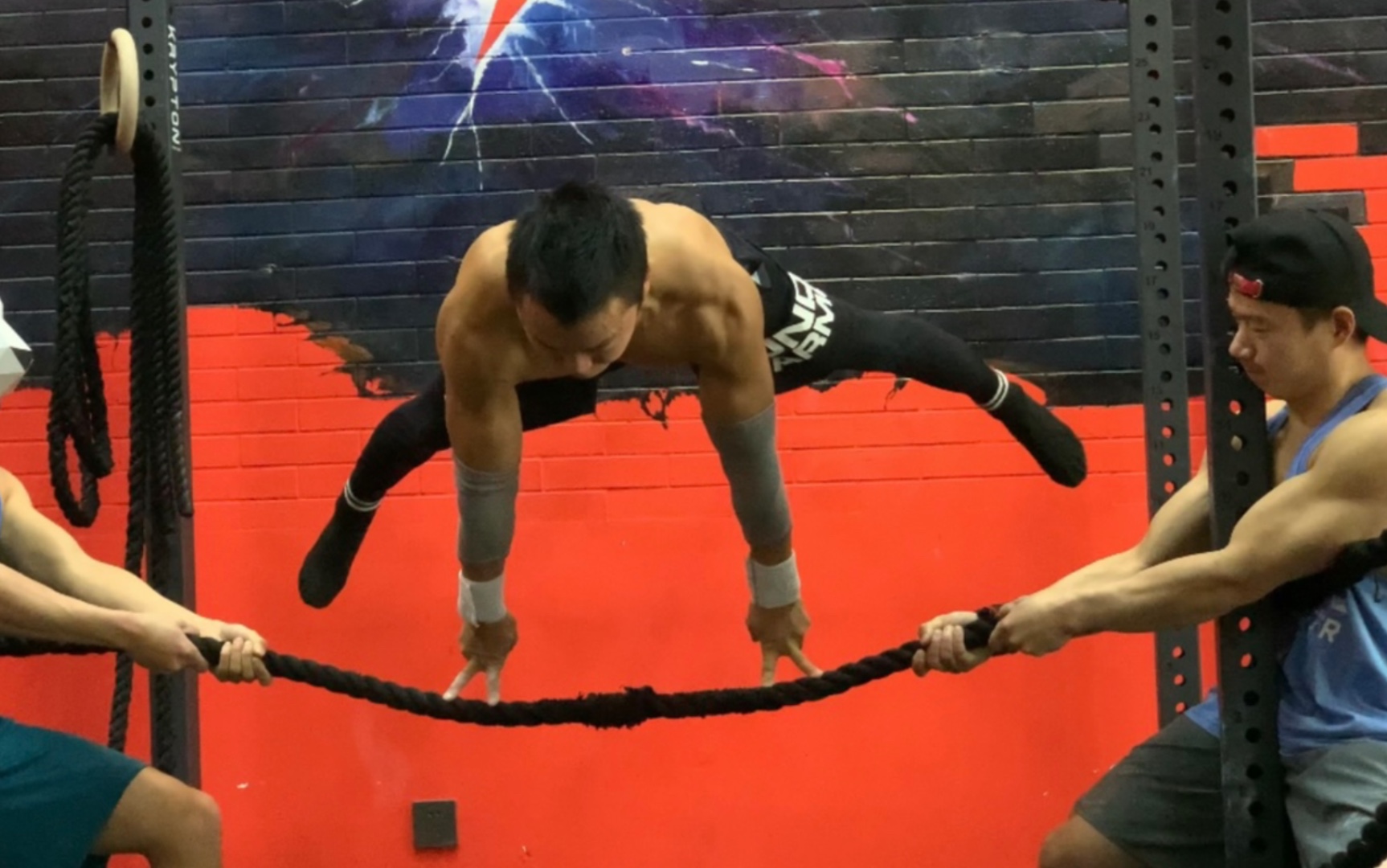 国服俄挺顶尖大神挑战金字塔引体向上,这水平可还行!