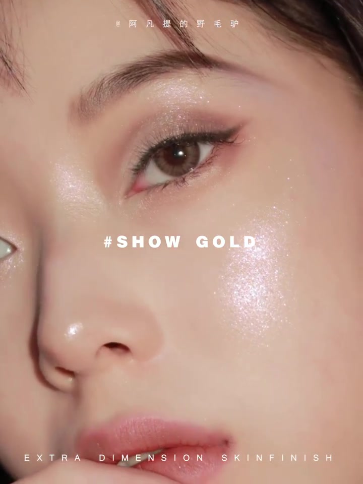 MAC SHOW GOLD  仙桃高光这块高光的浅粉色偏光真的是恰到好处!粉的刚刚好一点都不油腻!不像欧美偏光那种大片密度高的偏光它是很碎很细的洒...