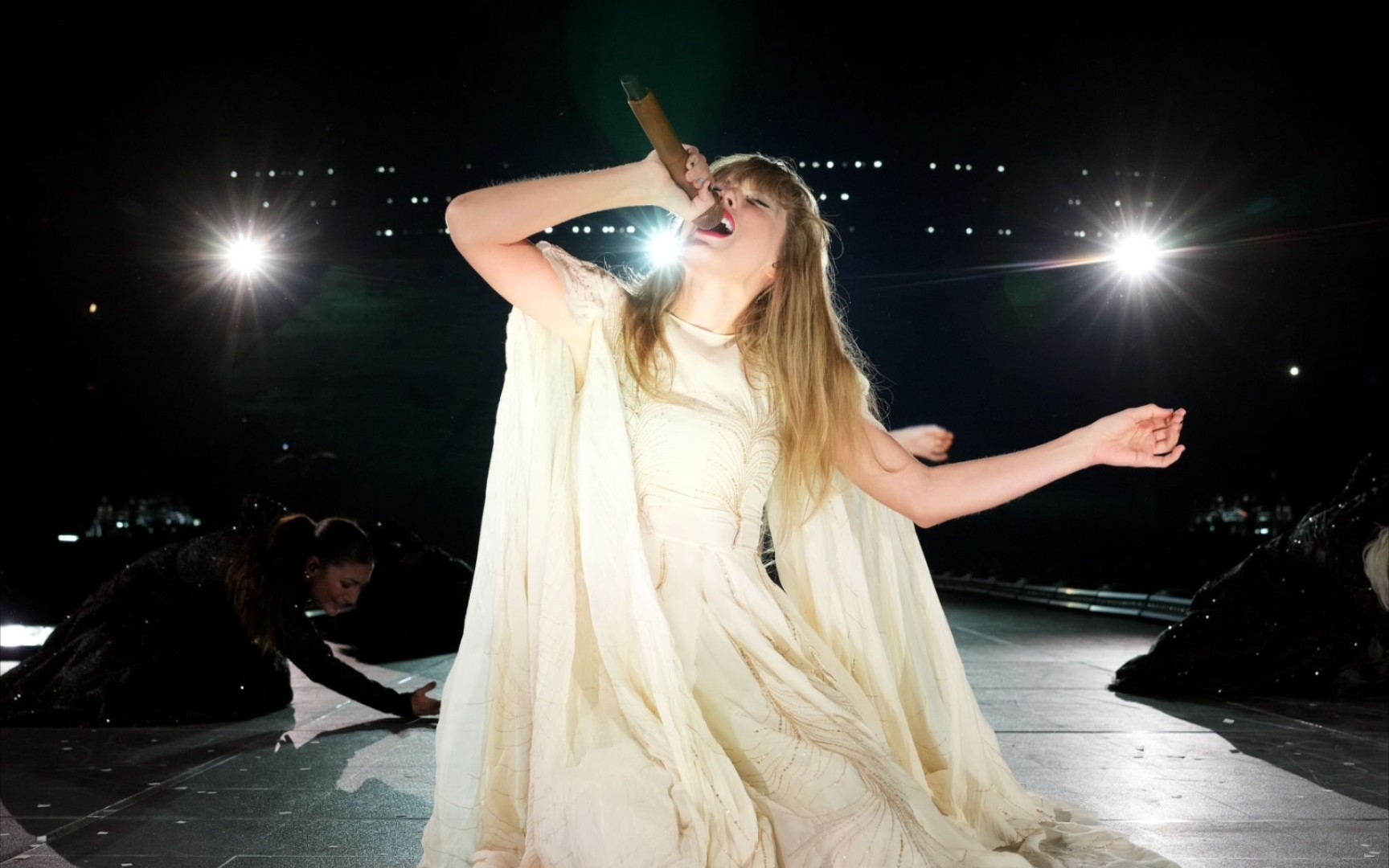 【高能现场】泰勒斯威夫特演唱会上演唱经典歌曲,让你high翻天!