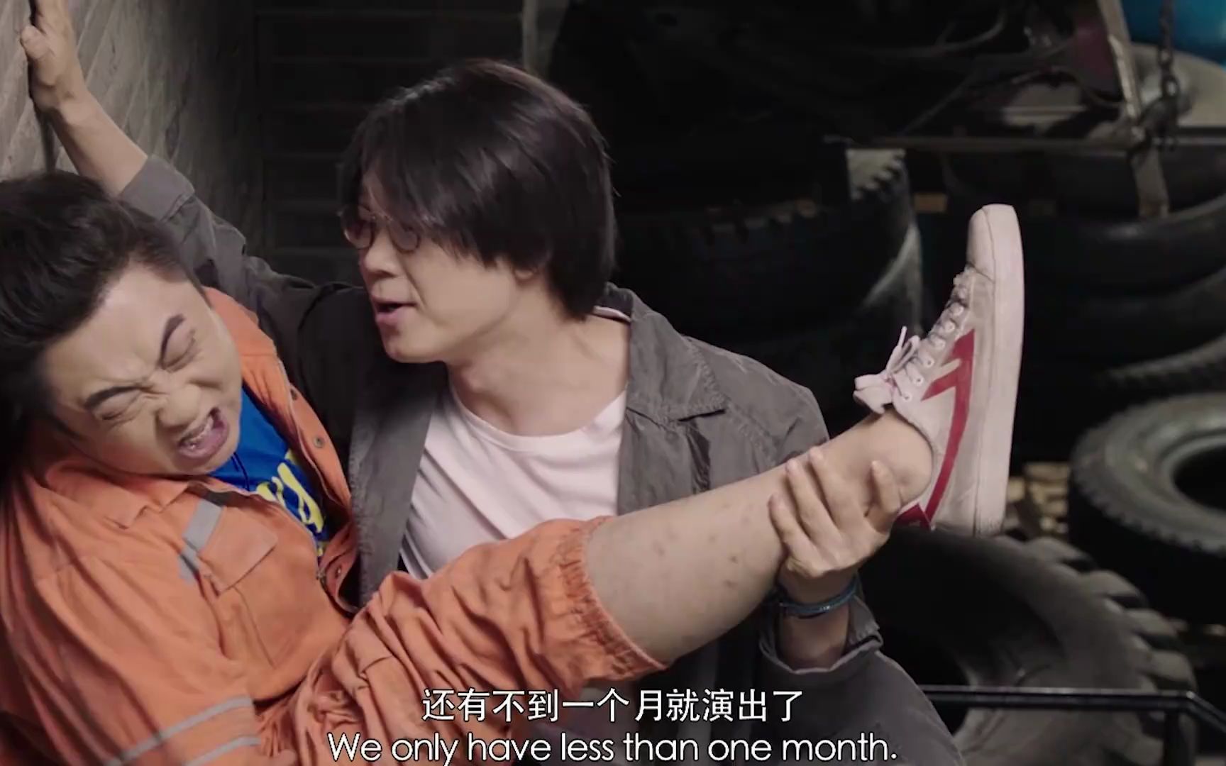 缝纫机乐队:这腿又白又长又细,来摸摸
