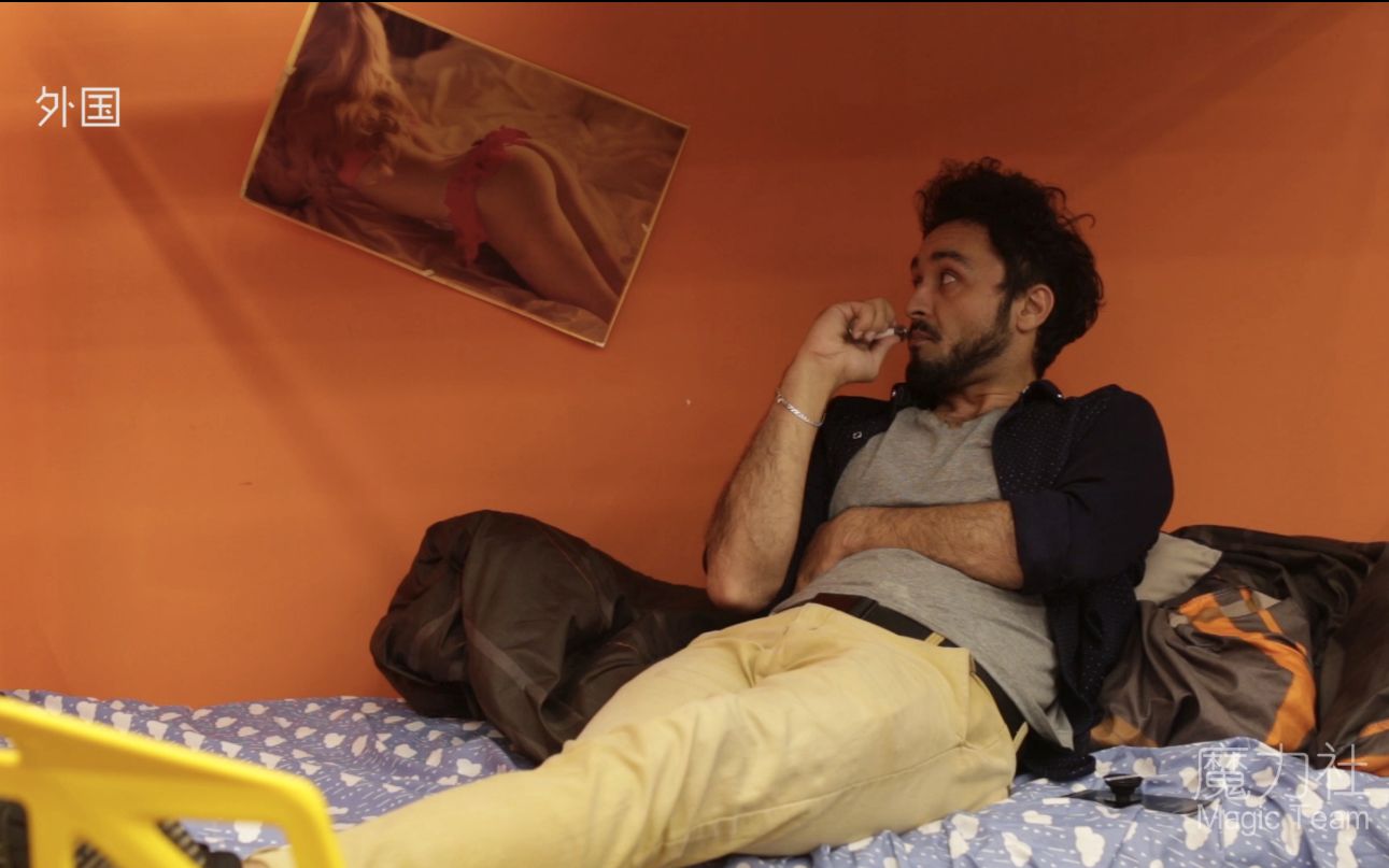 中国男生失恋了打王者荣耀外国帅哥失恋了玩撸啊撸太逗了