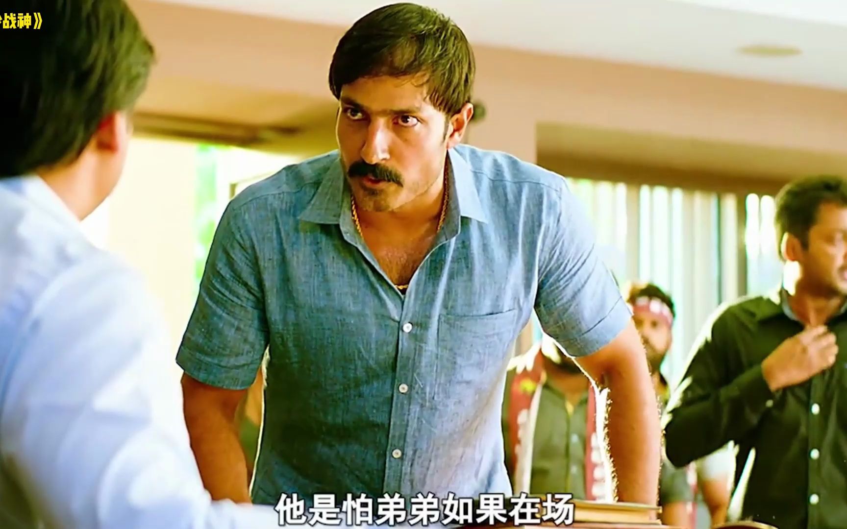 《黄沙战神》丛里捡来的婴儿,不料长大后成为战神,一人消灭一个军队